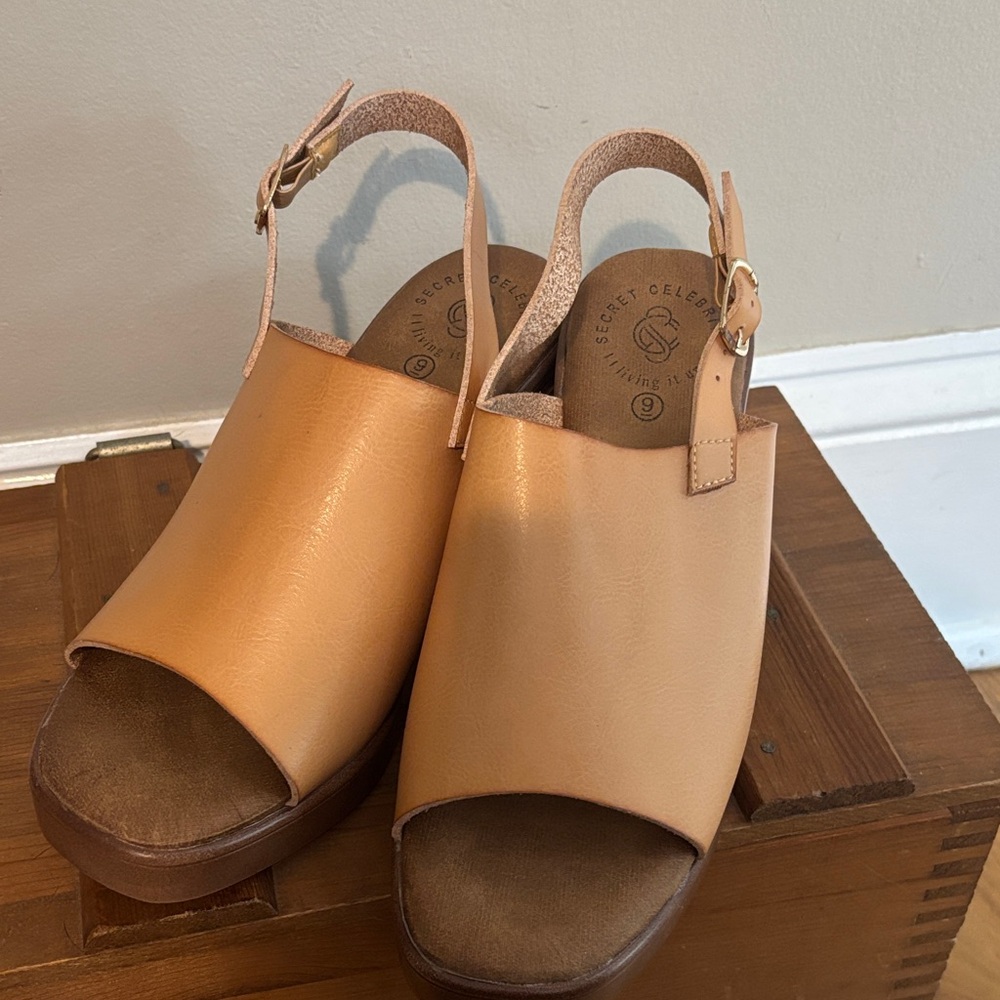 Secret Celebrity size 9 Tan Leather Peep-Toe Slingback Sandals